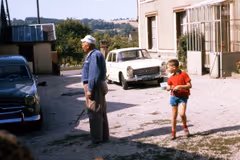Roger Bidaut, père de PierreB, LaurentB. a gauche une 403 Peugeot, a droite une 404, voitures typiques de l'époque